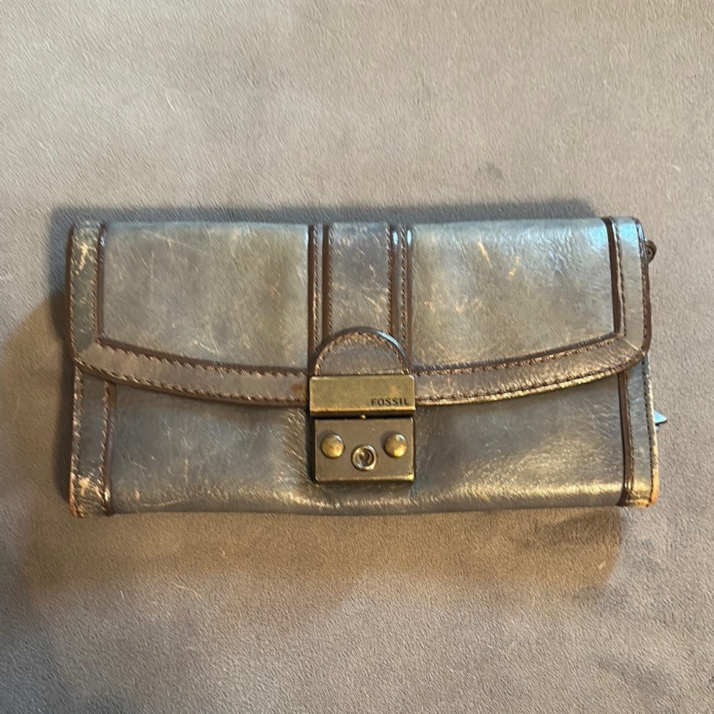 Fossil Women's Metallic Gray Leather Wallet